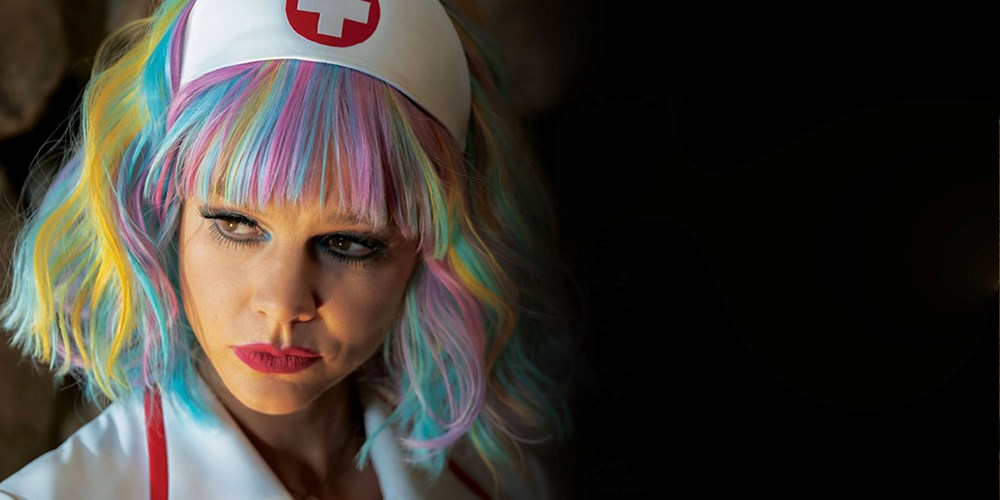 DJEVOJKA KOJA OBEĆAVA