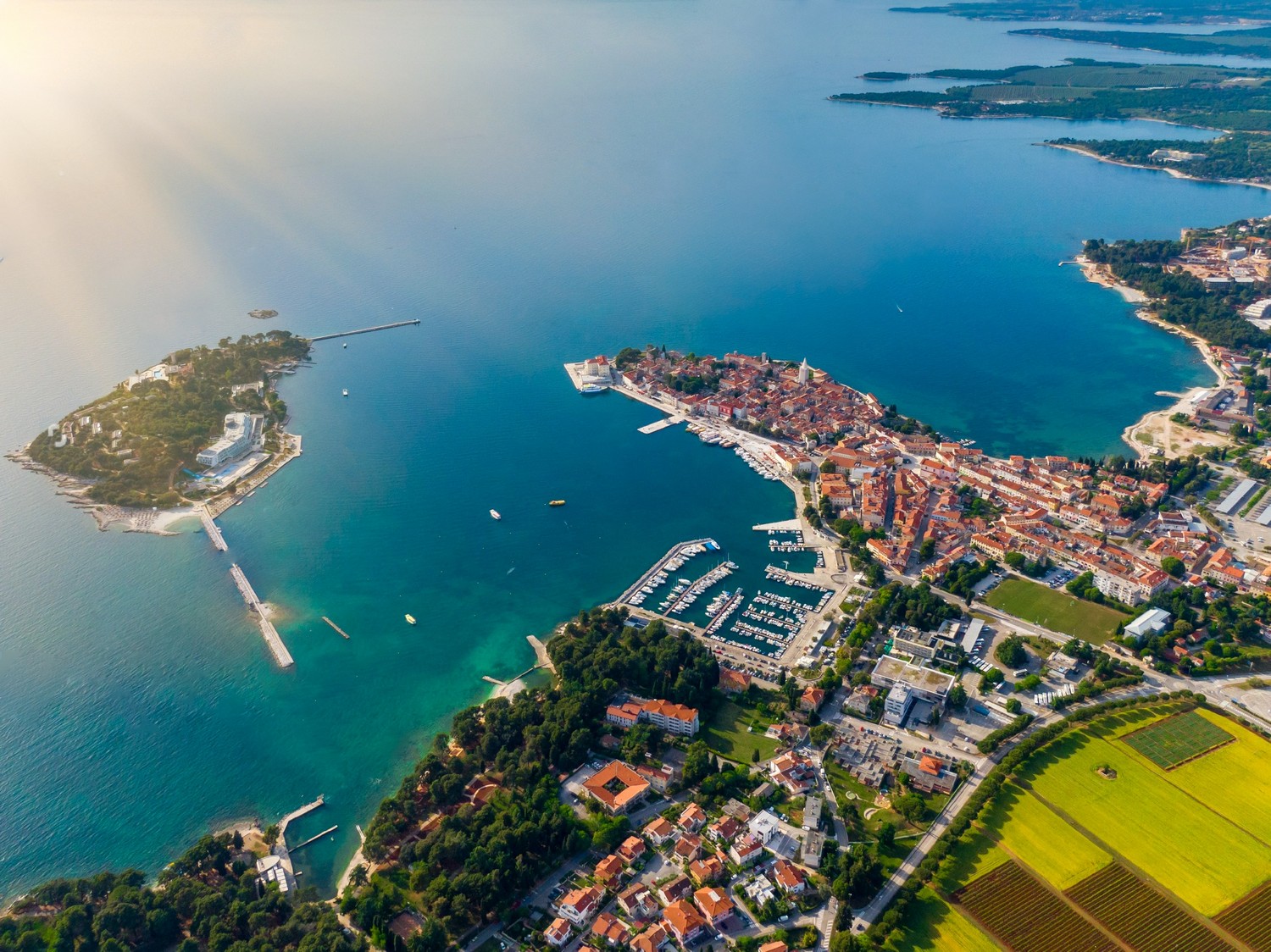 12 LICA POREČA / izložba fotografija