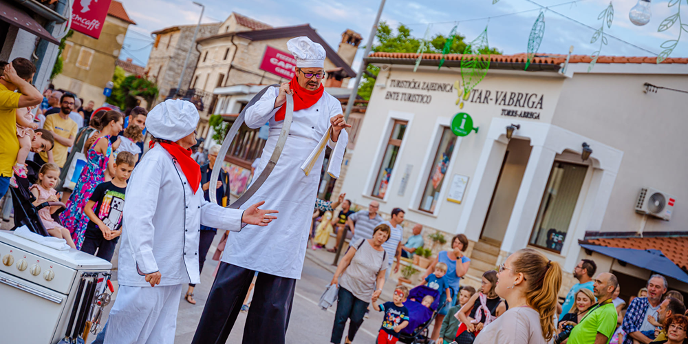 KUHARI NA ŠTULAMA / COOKS ON STILLS